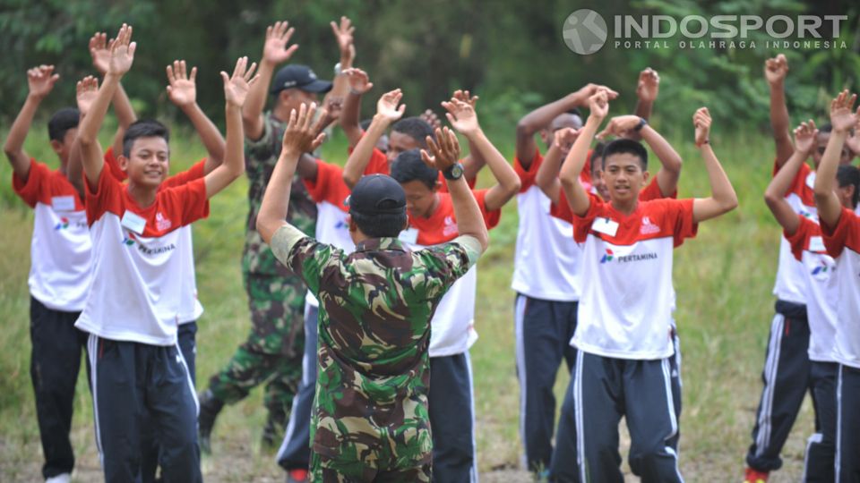 TNI ambil bagian dalam proses pembangunan karakter 48 bakat muda Pertamina Soccer Camp 2014 di Sentul, Rabu (20/08/14). Pertamina Soccer Camp sendiri berlangsung dari 17 sampai 24 Agustus 2014. Copyright: &copy; Ratno Prasetyo/indosport